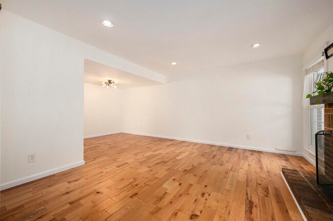 Building Photo - 42198 Roscommon St