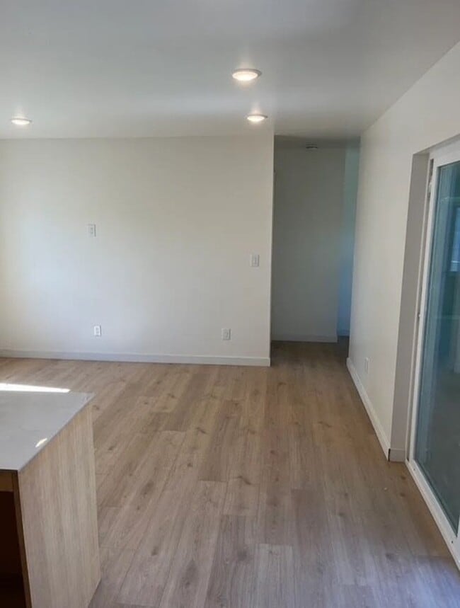 Building Photo - Modern 4 bed home Centrally located