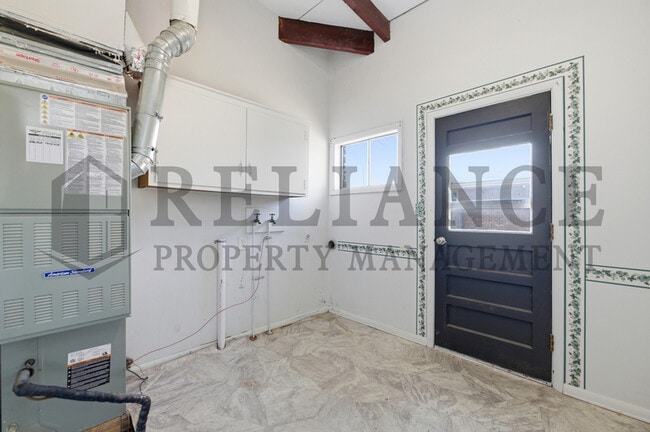 Building Photo - 2541 W Benjamin Dr