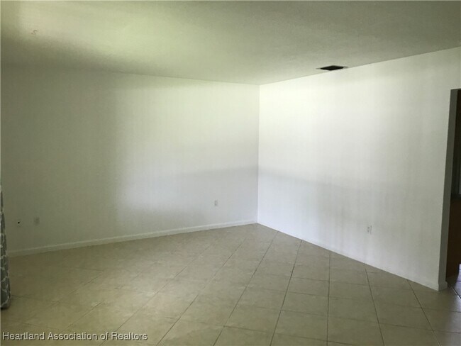 Building Photo - 2728 Queenswood Dr
