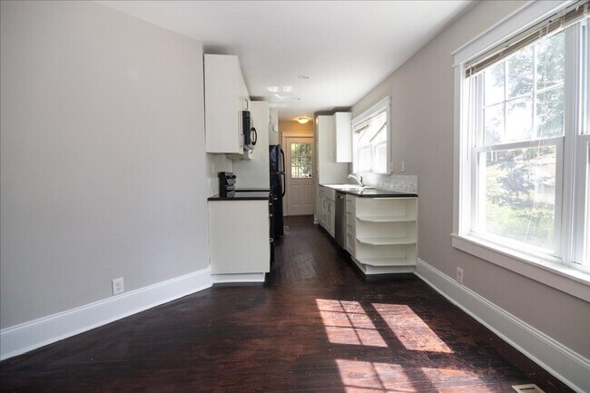 Building Photo - Newly Renovated 3/2 Feet From Atlanta Belt...