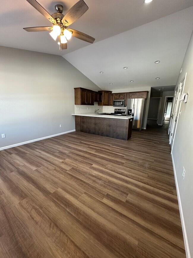 Building Photo - 1121-MF4-E