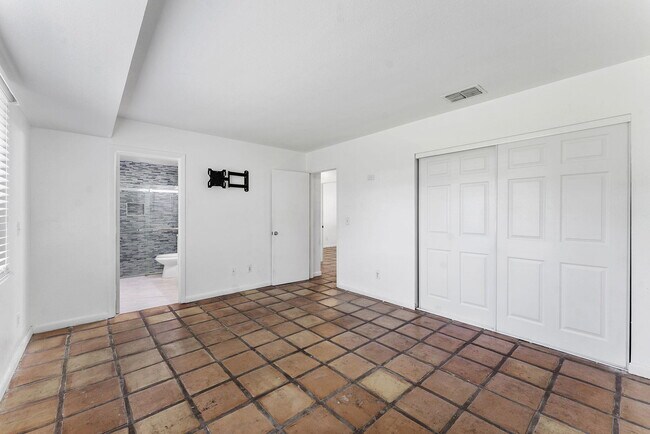 Building Photo - 1974 SE Tiffany Ave