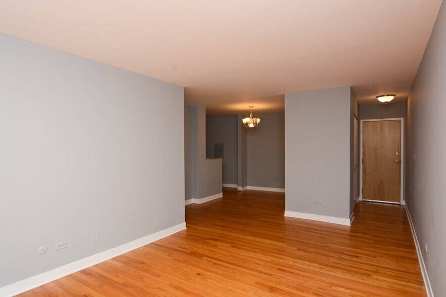 Building Photo - 675 W Wrightwood Ave