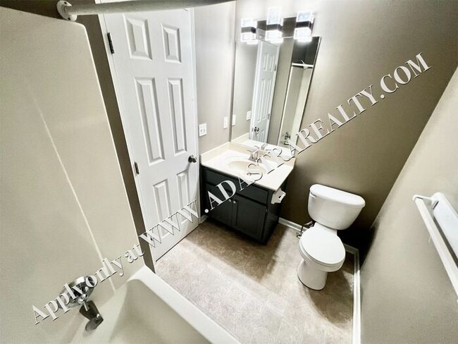 Building Photo - Spacious Shawnee Townhome 3 Bed/3 Bath-Ava...