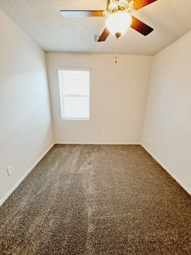 Building Photo - Beautiful 3 Bedroom 2 Bathroom located in Huning Ranch