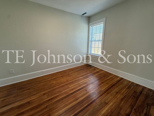 Building Photo - Updated 3BR/2BA Apartment with Quartz Counters & Modern Finishes