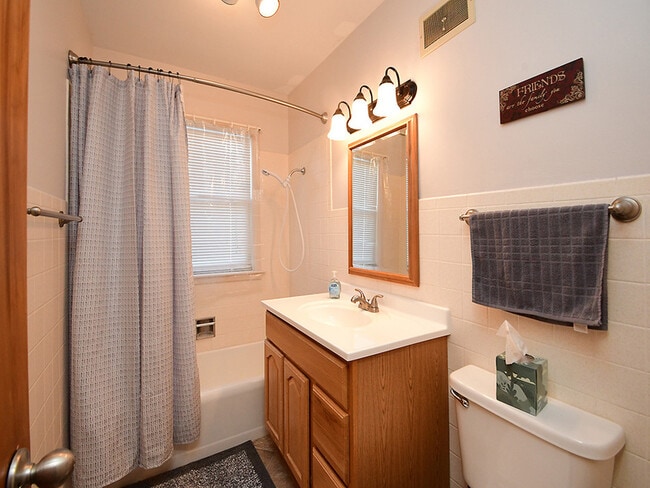 Building Photo - 705 E 9th St