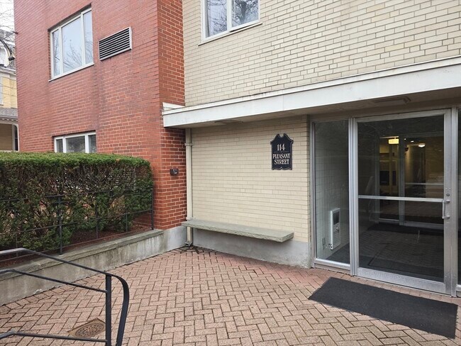 Building Photo - 114 Pleasant St