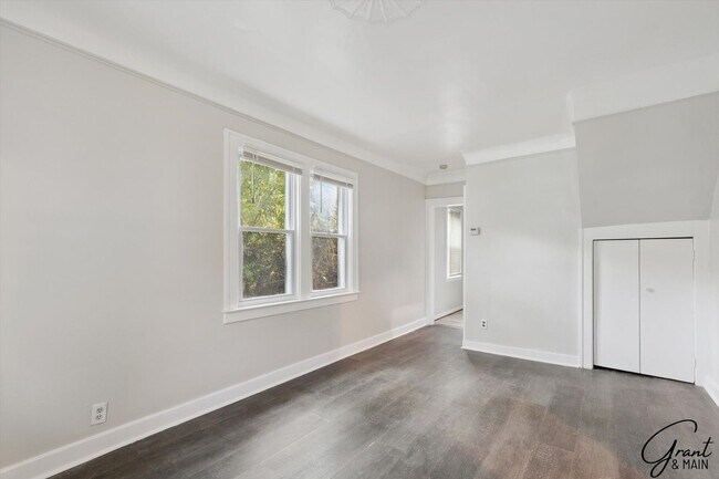 Building Photo - 3 Bed Bungelow $1200.00/mo