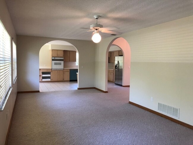 Building Photo - Large 3 Bedroom/2 Bathroom Single Family Home