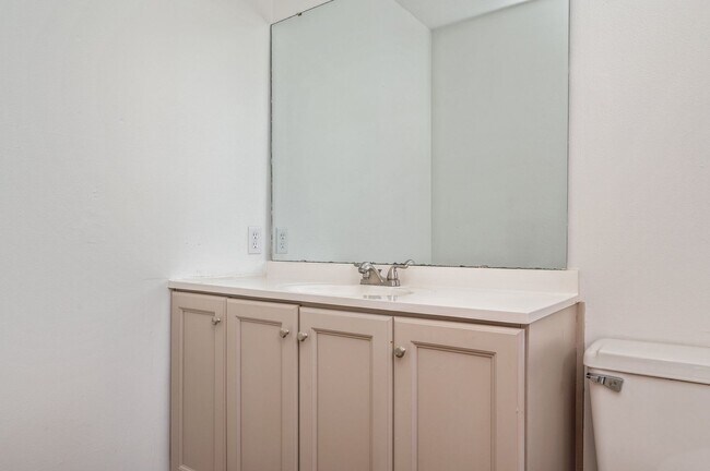 Building Photo - Spacious townhouse with large 2nd floor covered patio!