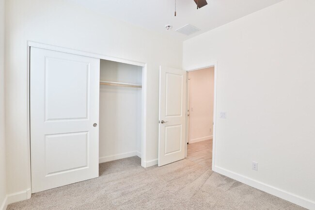 Building Photo - 548 E Vail Ln