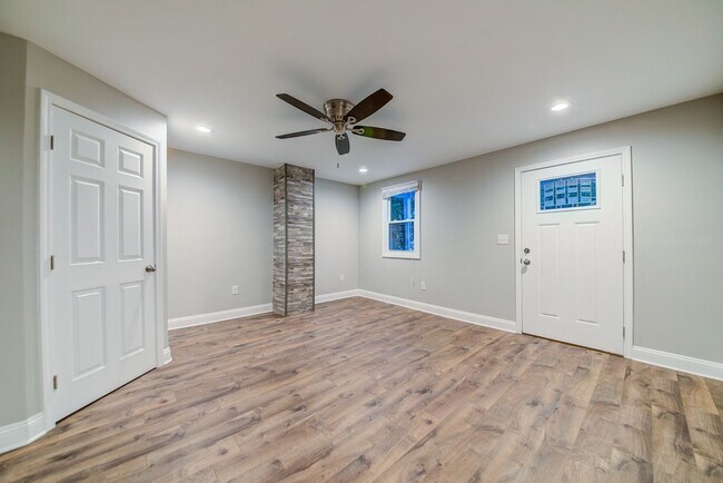 Building Photo - Beautiful 3 bedroom home in Mt. Washington available September 1!