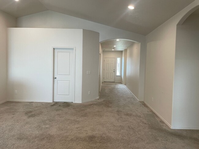 Building Photo - 3 Bedroom 2 Bath Rambler close to the Golf Course!
