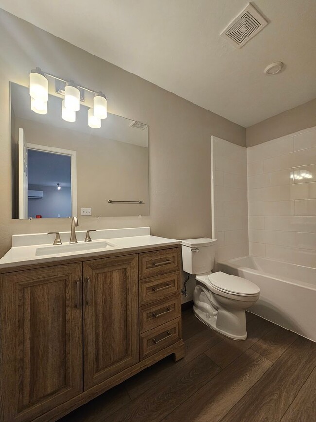 Building Photo - (1) Bed/(1) Bath Newly Remodeled! Direct A...