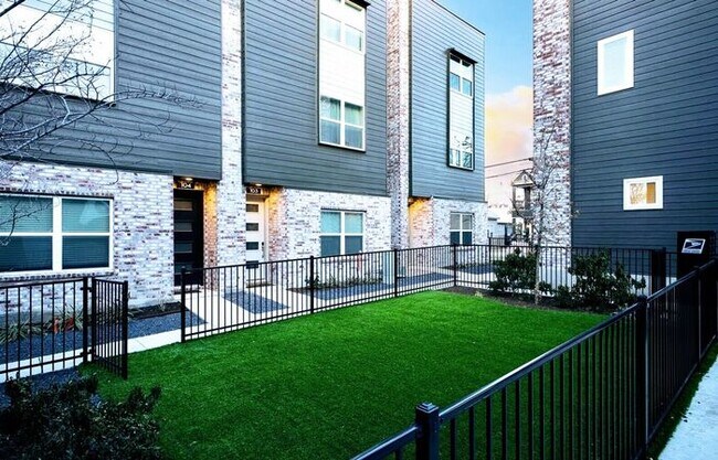 Building Photo - Location, Style, Fully Furnished