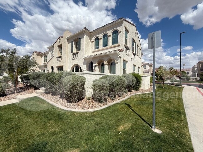 Building Photo - 4077 S Sabrina Dr