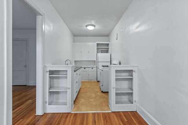 Building Photo - 2216 Harriet Ave