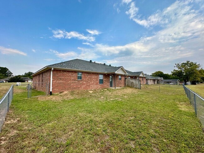 Building Photo - 805 Hickory St
