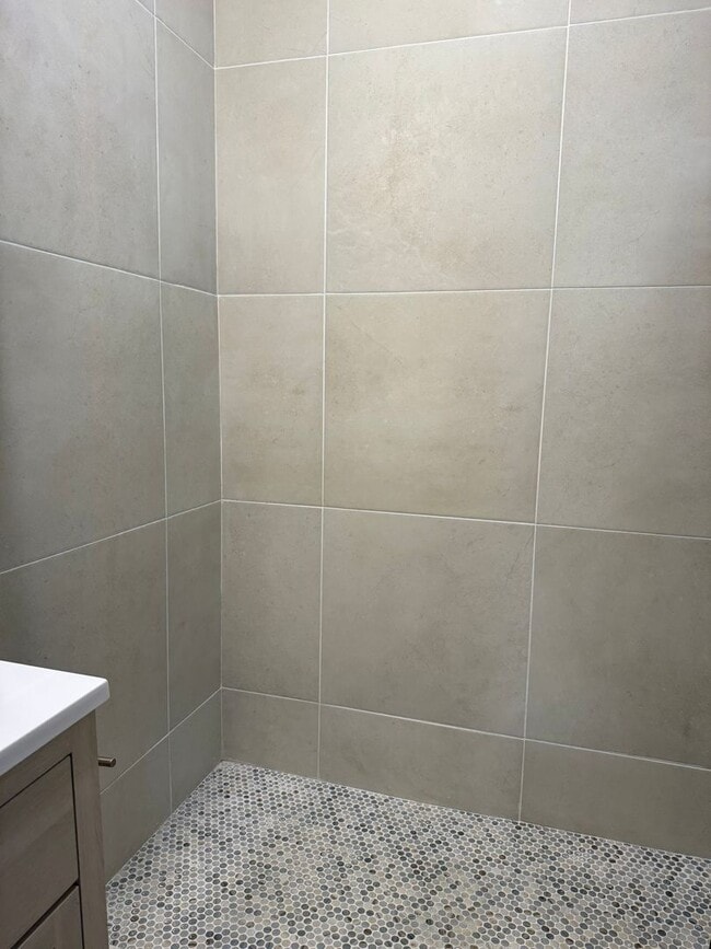 Building Photo - Updated 2 bed 1 bath