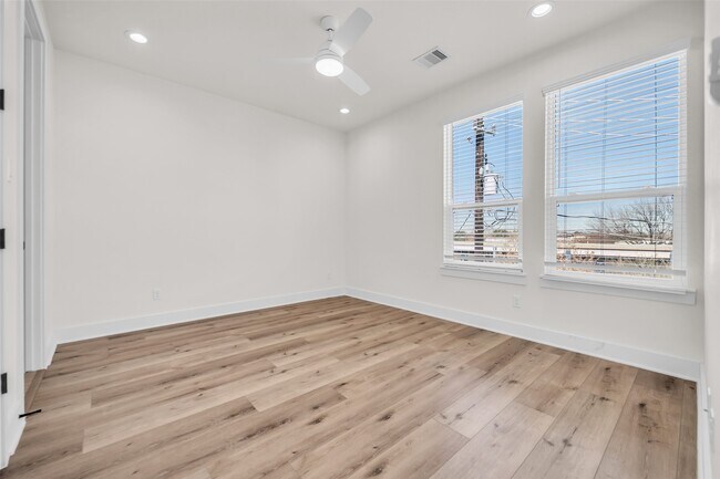 Building Photo - 724 E 33rd St