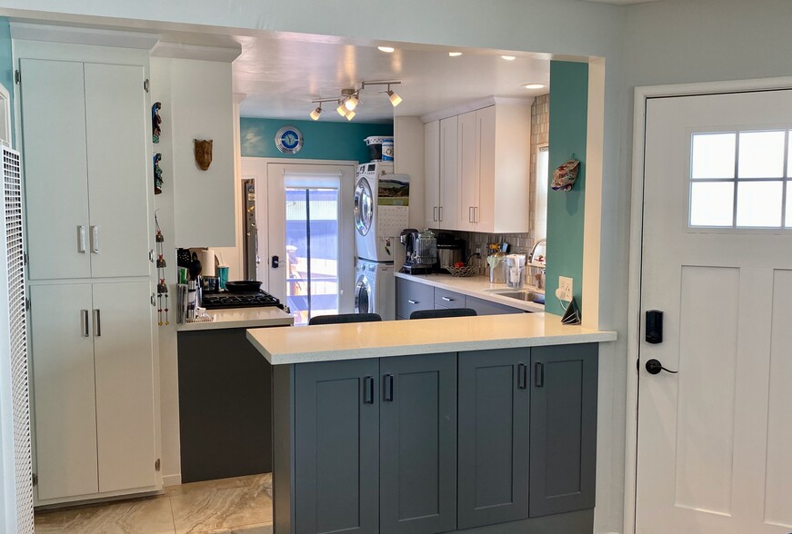 Bar Seating in Kitchen - 1342 Ordway St