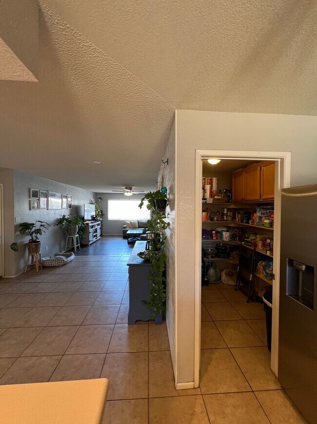 Building Photo - 4 BEDROOM HOME CLOSE TO SCHOOLS!