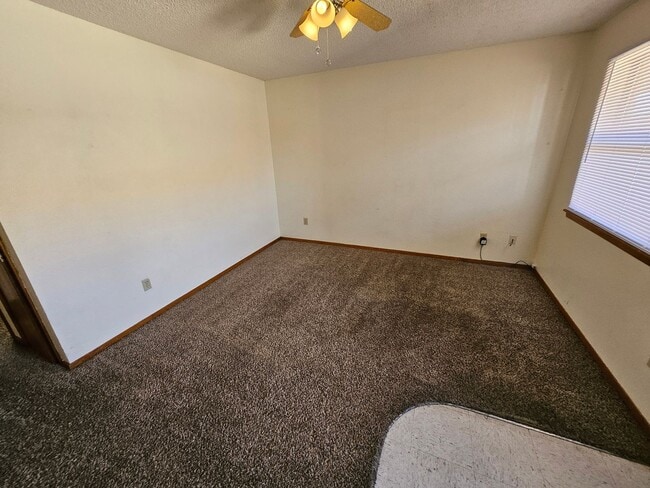 Building Photo - 917 W 15th Ln