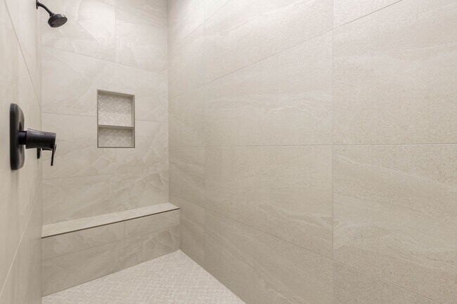 Building Photo - 6 bedroom with RV Garage and Hot Tub