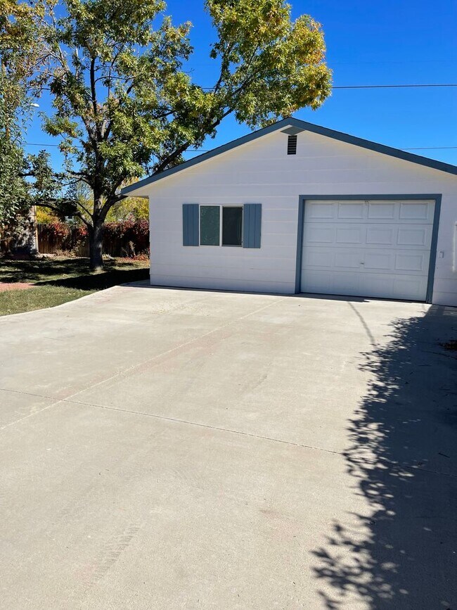 Building Photo - 3 bedroom 1.5 bath with a Large Detached Garage