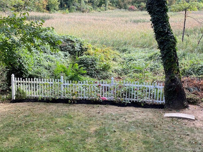 Building Photo - 14 Deane Pl