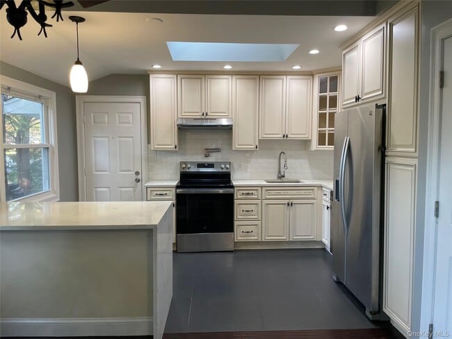 Building Photo - 10 Berry Ct