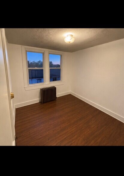Building Photo - 223 42nd St