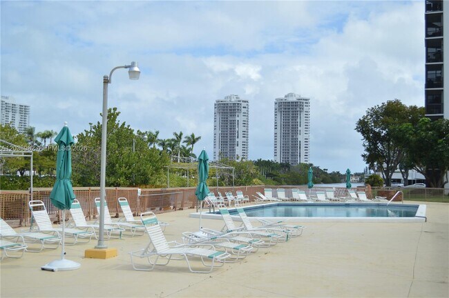 Building Photo - 3401 N Country Club Dr