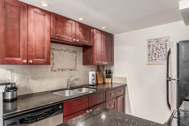 Building Photo - 8335 S Fairmount Dr