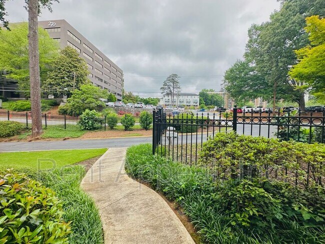 Building Photo - 346 Carpenter Dr NE