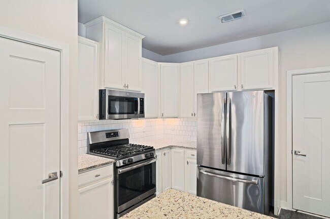 Building Photo - Relaxed Summerville Living Starts Here!