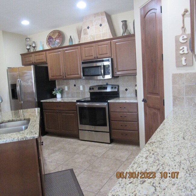 Building Photo - Beautiful Home with 57ft Boat Deep Garage! Can be rented Furnished or Unfurnished