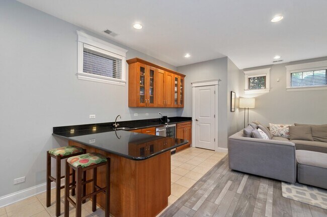 Building Photo - 3814 N Greenview Ave