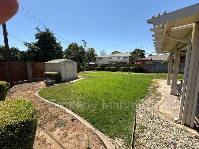 Building Photo - 2128 W La Loma Dr