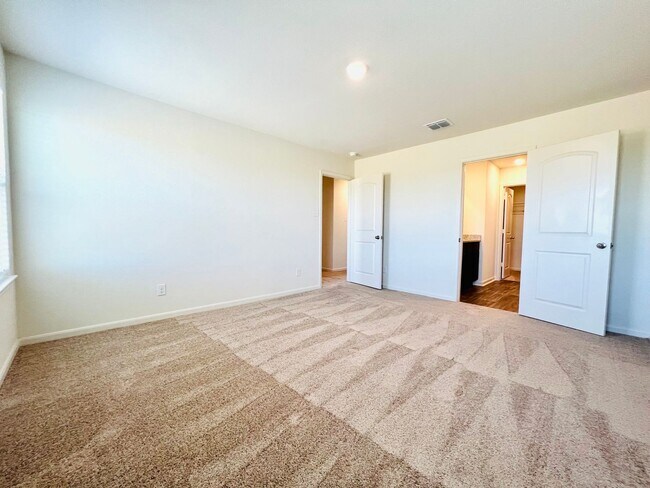 Building Photo - Gorgeous 3 bedroom | 2.5 bath home in great location!