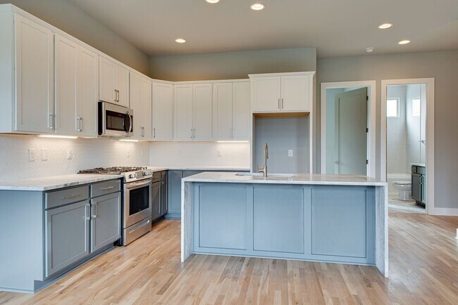 Building Photo - Youngs Lane Luxury Townhome