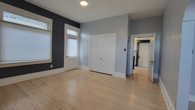 Building Photo - Sweet 2 BR Avenues Pad
