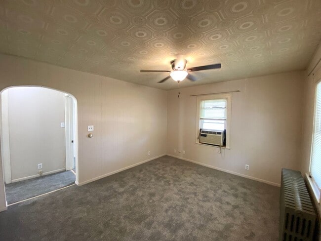 Building Photo - 2 Bedroom, 1 Bath Home  & Garage Available in Peoria IL!