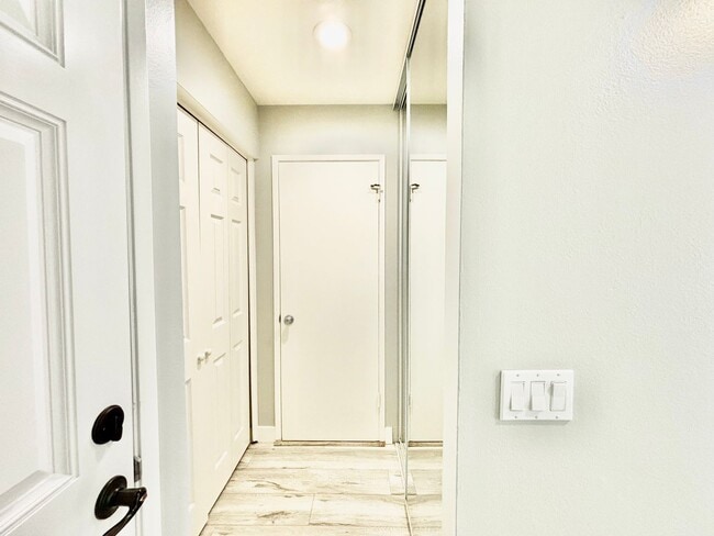 Building Photo - 258 E Surfside Dr