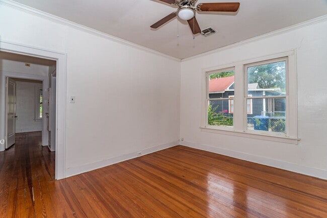 Building Photo - 2-BEDROOM COTTAGE IN TOBIN HILL