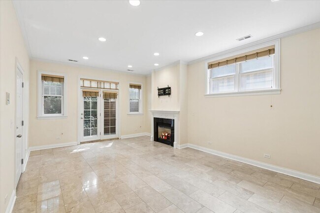 Building Photo - 7246 N Oakley Ave