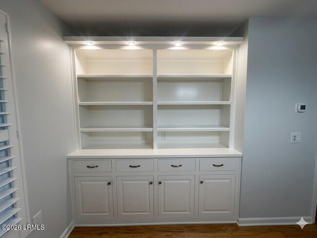 Building Photo - 1305 Rowland Dr
