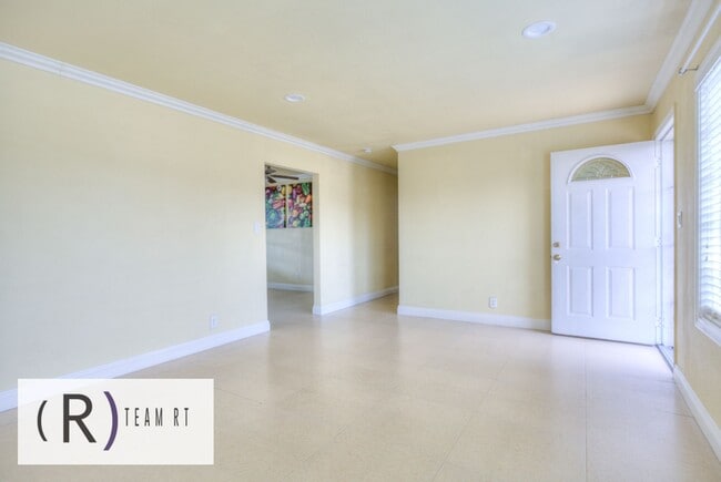 Building Photo - Contemporary Newly Renovated 3 Bedroom 2 Bathroom Residence